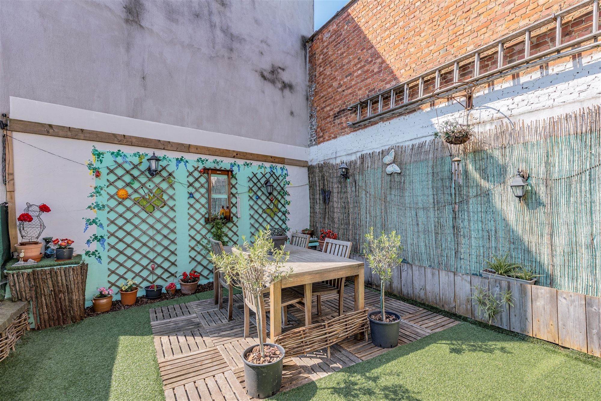 Ruime instapklare woning met grote garage/magazijn foto 3