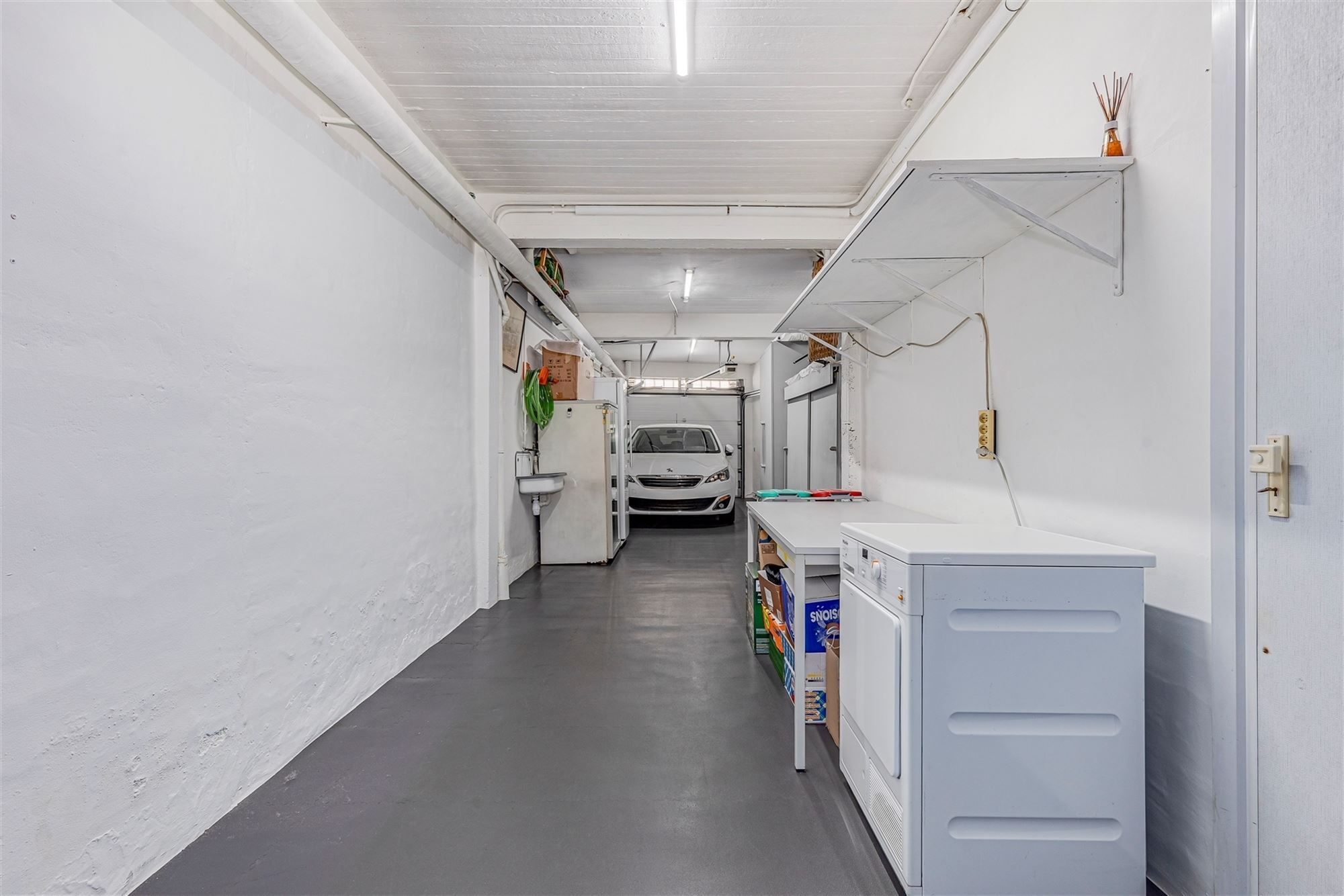Ruime instapklare woning met grote garage/magazijn foto 3
