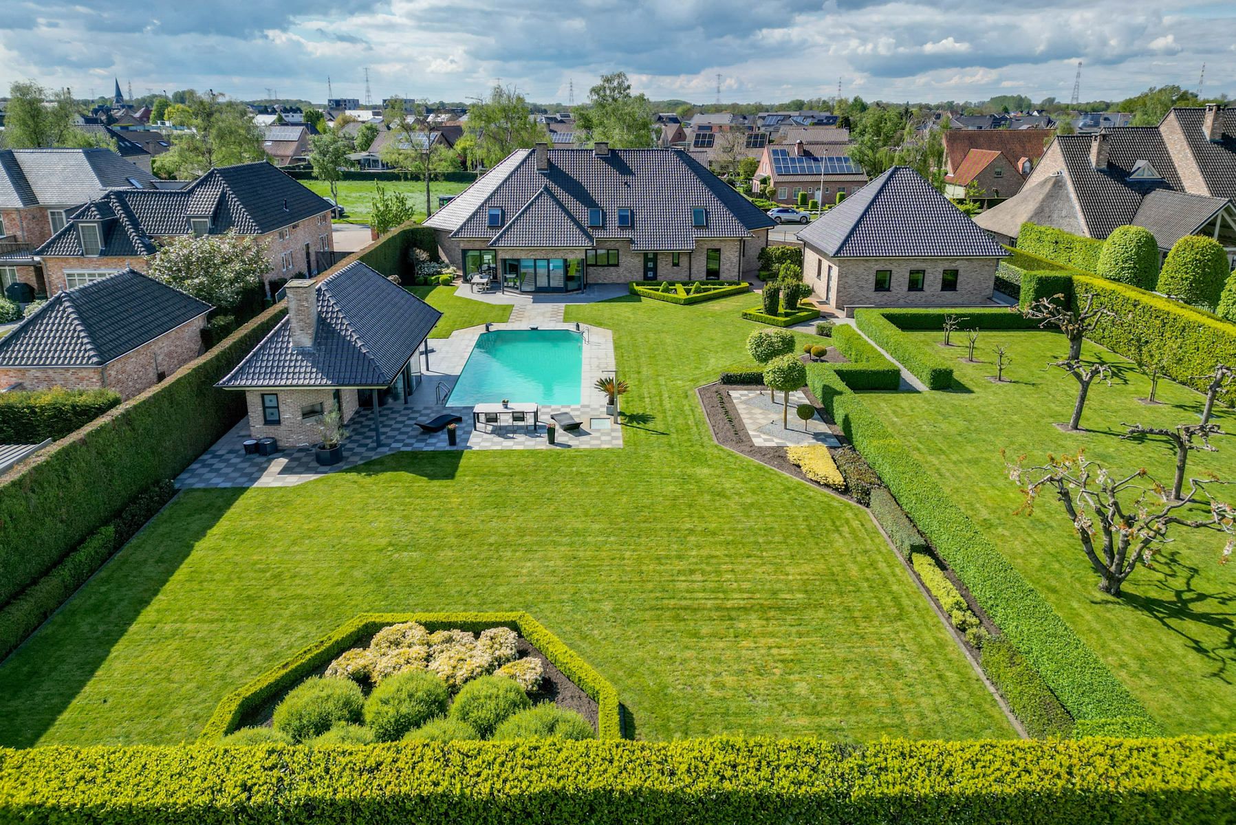 INSTAPKL. VILLA (446 M2) MET VERW. ZWEMB. OP 32A09CA TE BREE foto 1