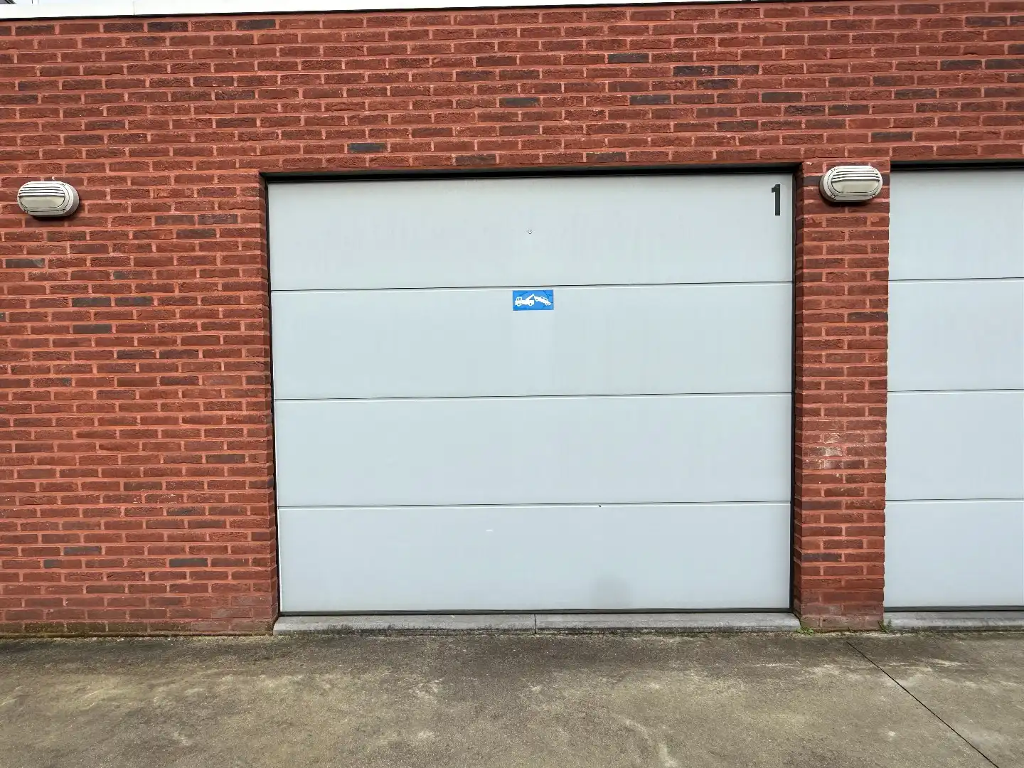 Afzonderlijke gemetste garage te huur in centrum Roeselare  foto {{pictureIndex}}