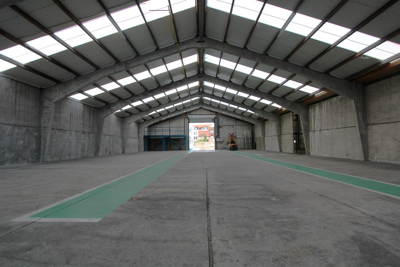 Magazijn (760m²) met koer (1040m²) en bureelruimte (85m²) te huur centrum Knokke Nieuwstraat foto 2