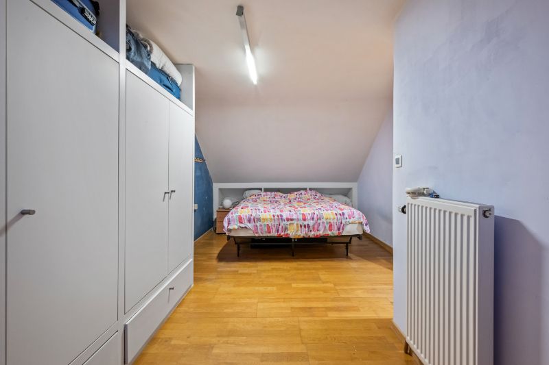 Staden-Roeselare. Landelijke charmante half open bebouwing op een perceel van 1018m2 met diepe tuin, 5 slaapkamers, garage en carport en loods van 40m2. foto 9