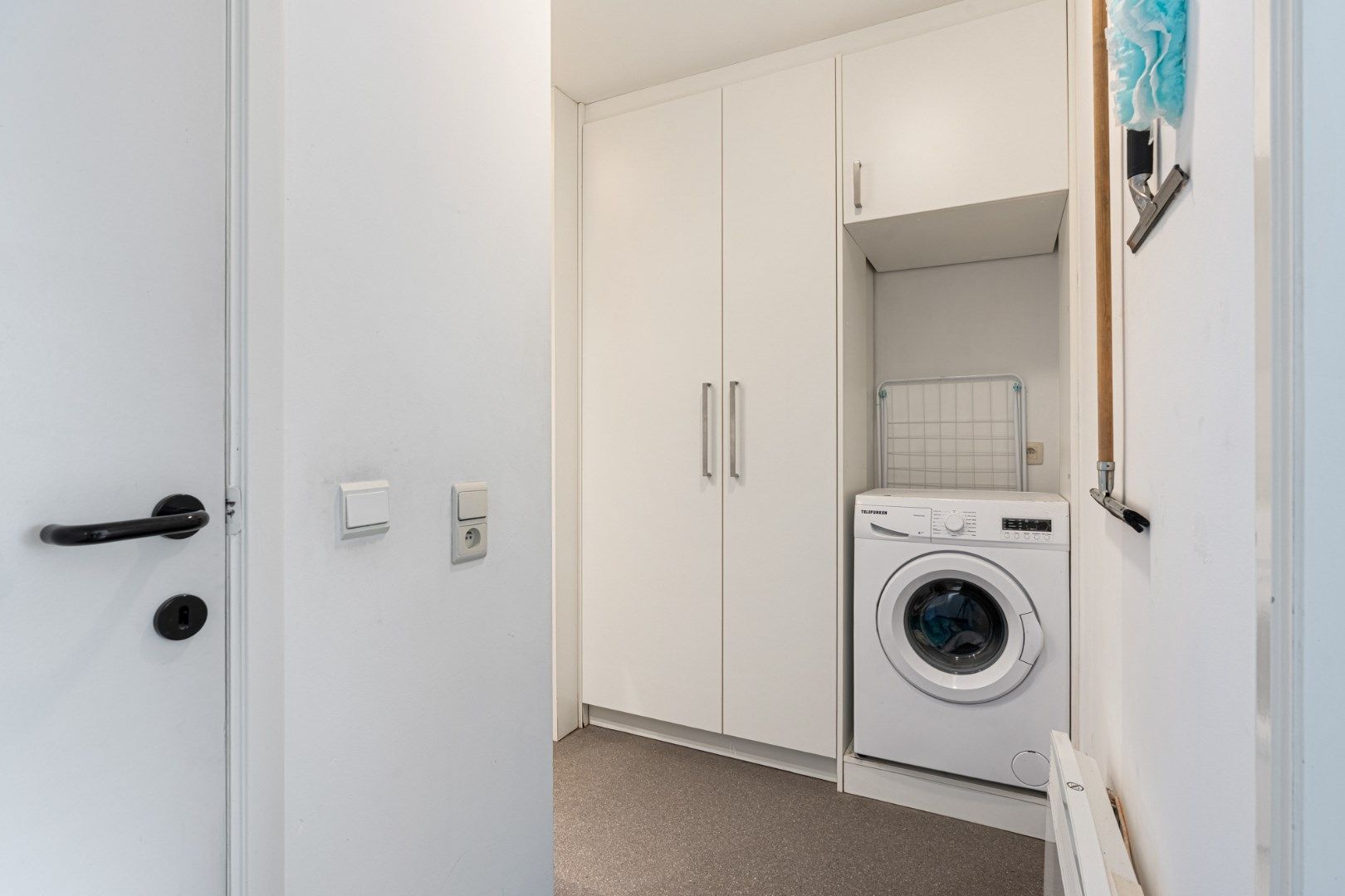 Comfortabel gebouw, onderverdeeld in een gelijkvloers appartement en een woning (210 + 210A), op een perceel van 9a60 met diverse mogelijkheden (kangoeroewoning foto 14