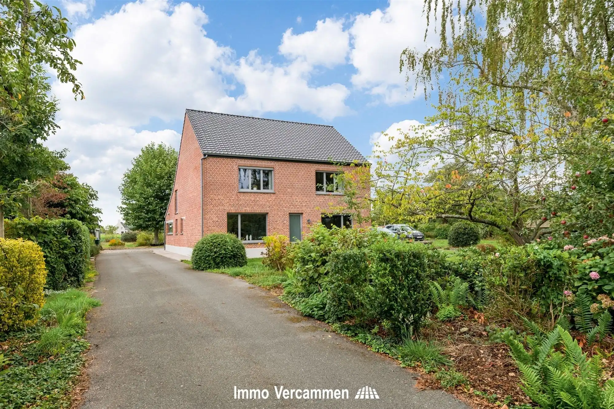 Verrassend ruime gezinswoning op een ware A-locatie te Putte foto {{pictureIndex}}