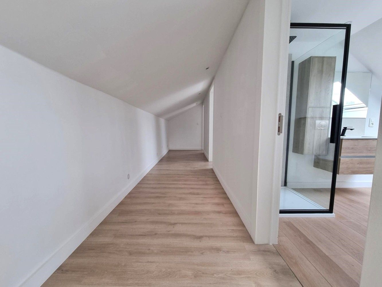 Totaal gerenoveerde woning met garage bijgebouw, ideaal voor een jong koppel of gezin. foto 10