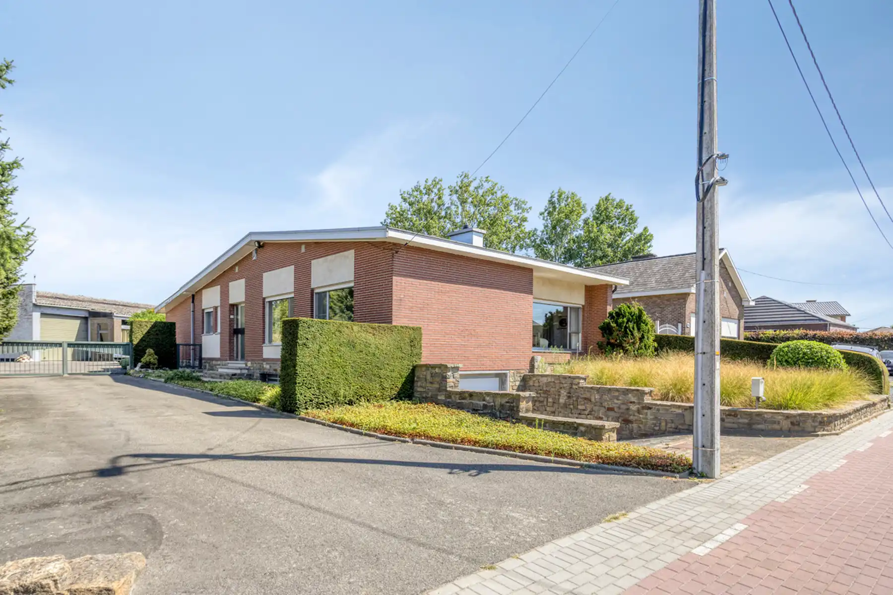 Bungalow (+/- 163 m²) + loods/werkplaats (>400 m²) + oprit foto {{pictureIndex}}