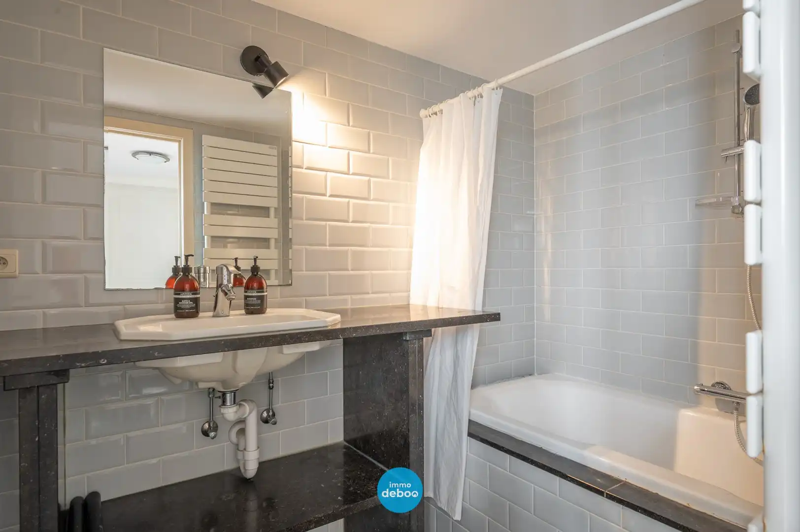 Ruime gerenoveerde duplex vakbij strand en zee foto 12