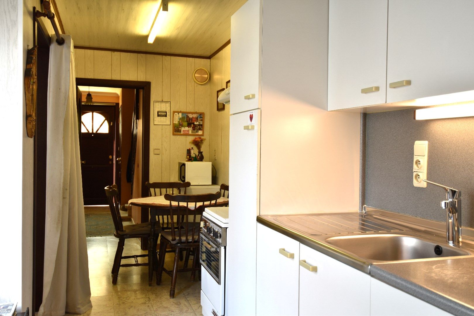 Ruime tussenwoning met 3 slaapkamers (mogelijkheid tot meer!), garage en tuin te koop in Gullegem foto 3