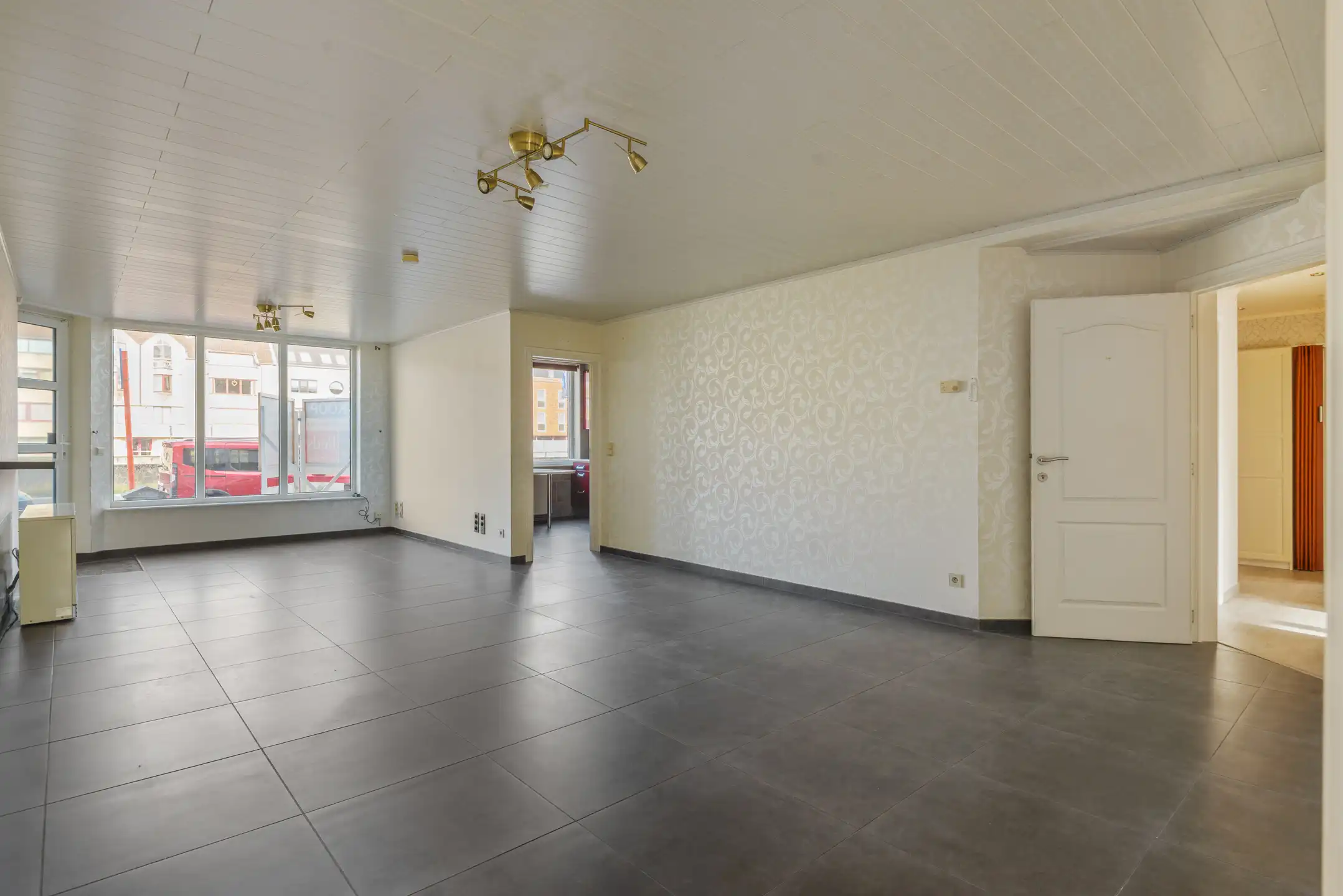 Ruim en verzorgd gelijkvloers appartement met 3 slaapkamers foto {{pictureIndex}}
