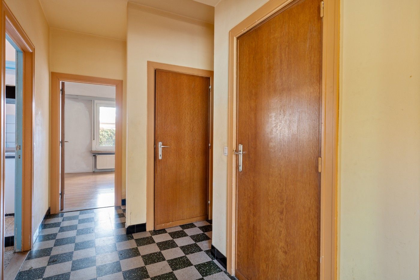 Te renoveren opbrengsteigendom met 3 app. en 3 garageboxen foto 2