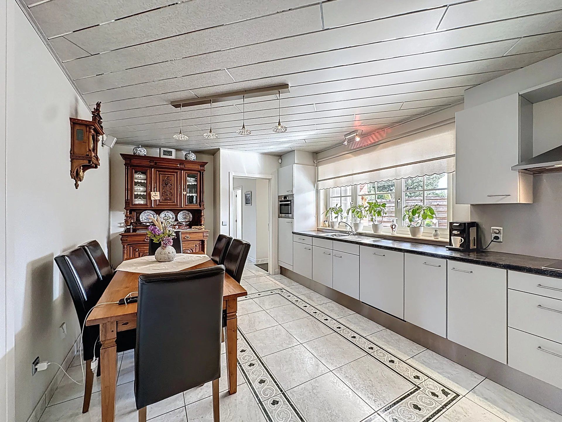 Mooie, vrijstaande woning gelegen op een perceelsgrootte van 9 are, met maar liefst 4 slaapkamers en een ruime dubbele garage. foto 12