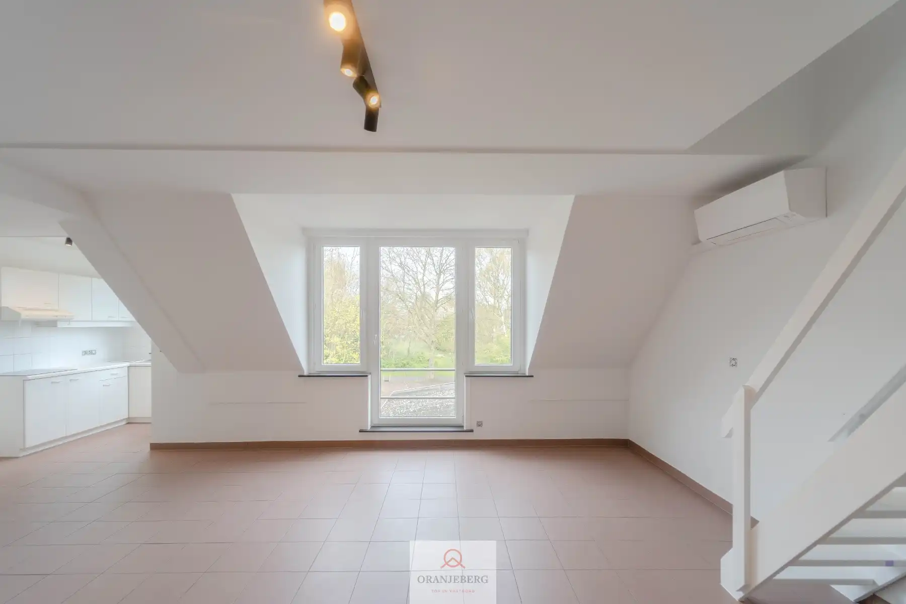 Instapklaar duplex-appartement Wondelgem! foto 3