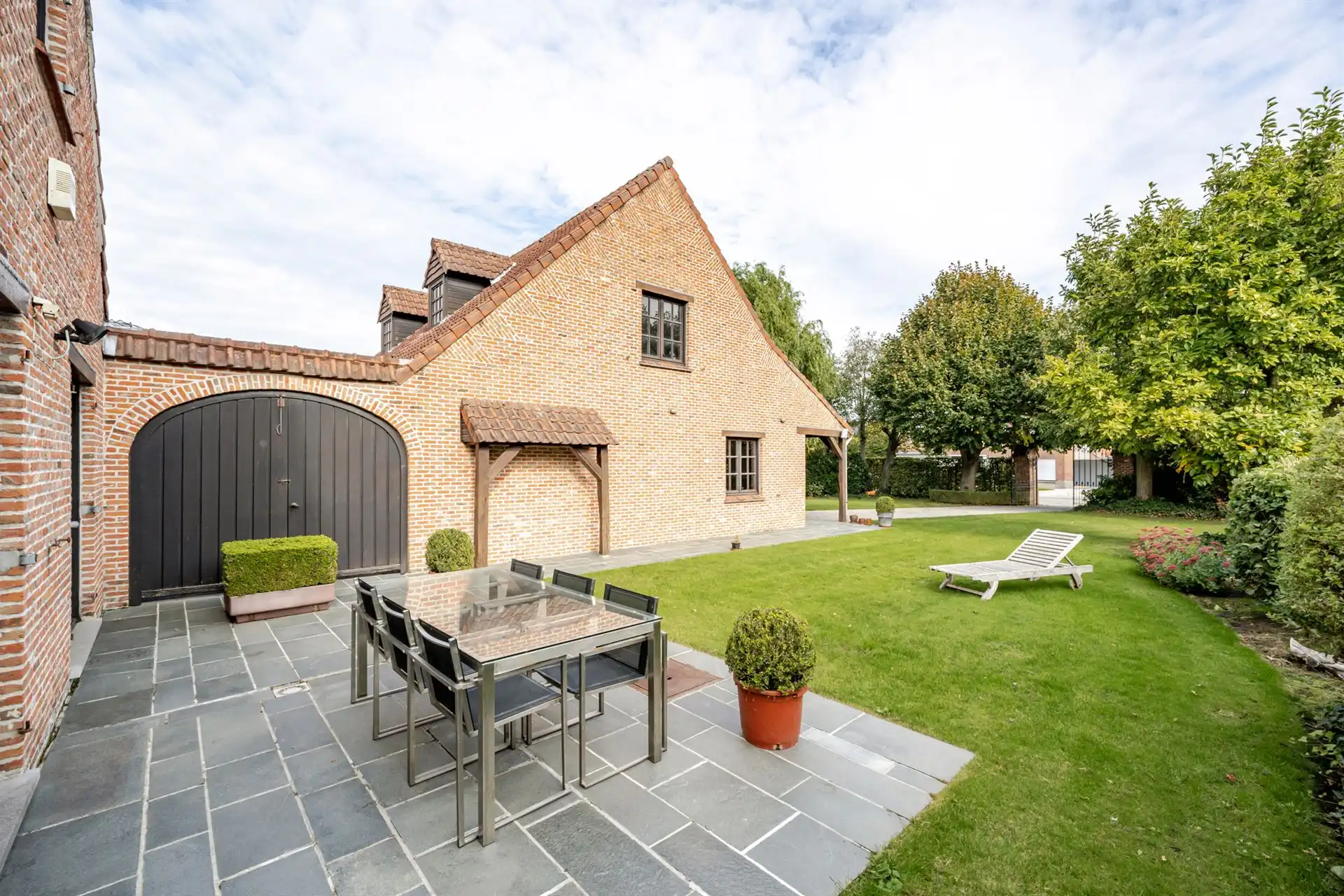 Charmante herenwoning met uitweg achteraan (3 garages) foto 4