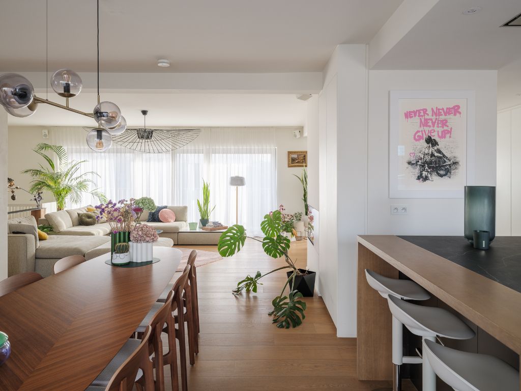 Gent centrum. Hoogwaardig gerenoveerde en stijlvolle penthouse met een bewoonbare oppervlakte van 175m2, twee ruime terrassen (29m2 + 15m2) en een garagebox. foto {{pictureIndex}}