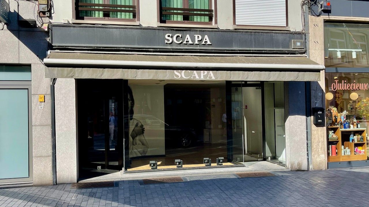 HANDELSPAND MET RUIME KELDER GELEGEN IN DE DRUKSTE WINKELSTRAAT VAN SINT-TRUIDEN foto {{pictureIndex}}