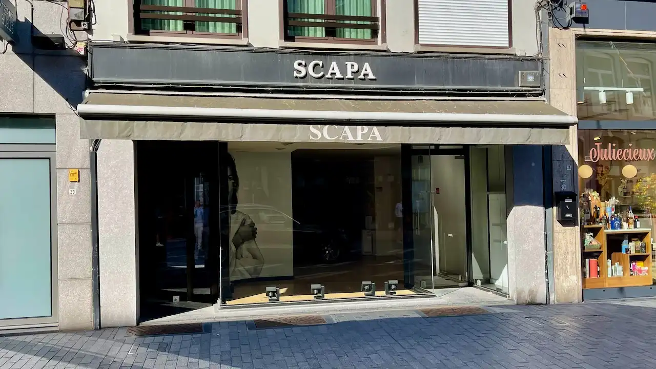 HANDELSPAND MET RUIME KELDER GELEGEN IN DE DRUKSTE WINKELSTRAAT VAN SINT-TRUIDEN foto {{pictureIndex}}