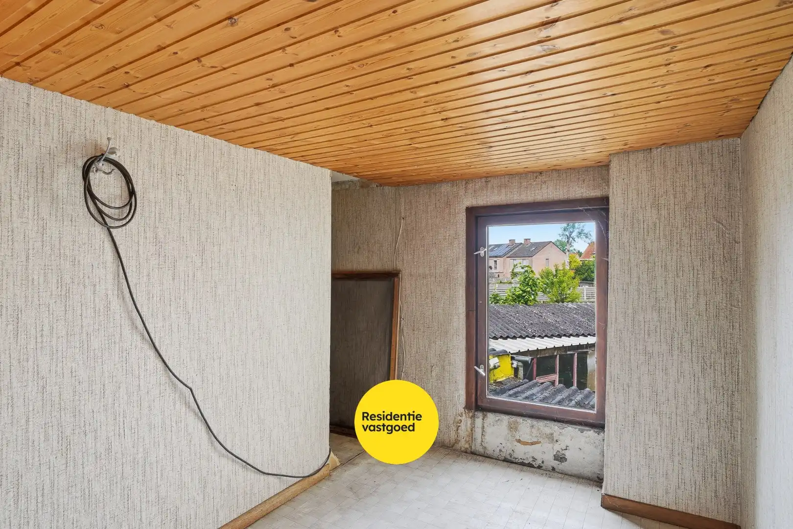 Te renoveren halfopen woning met tuin en oprit/garage foto 14