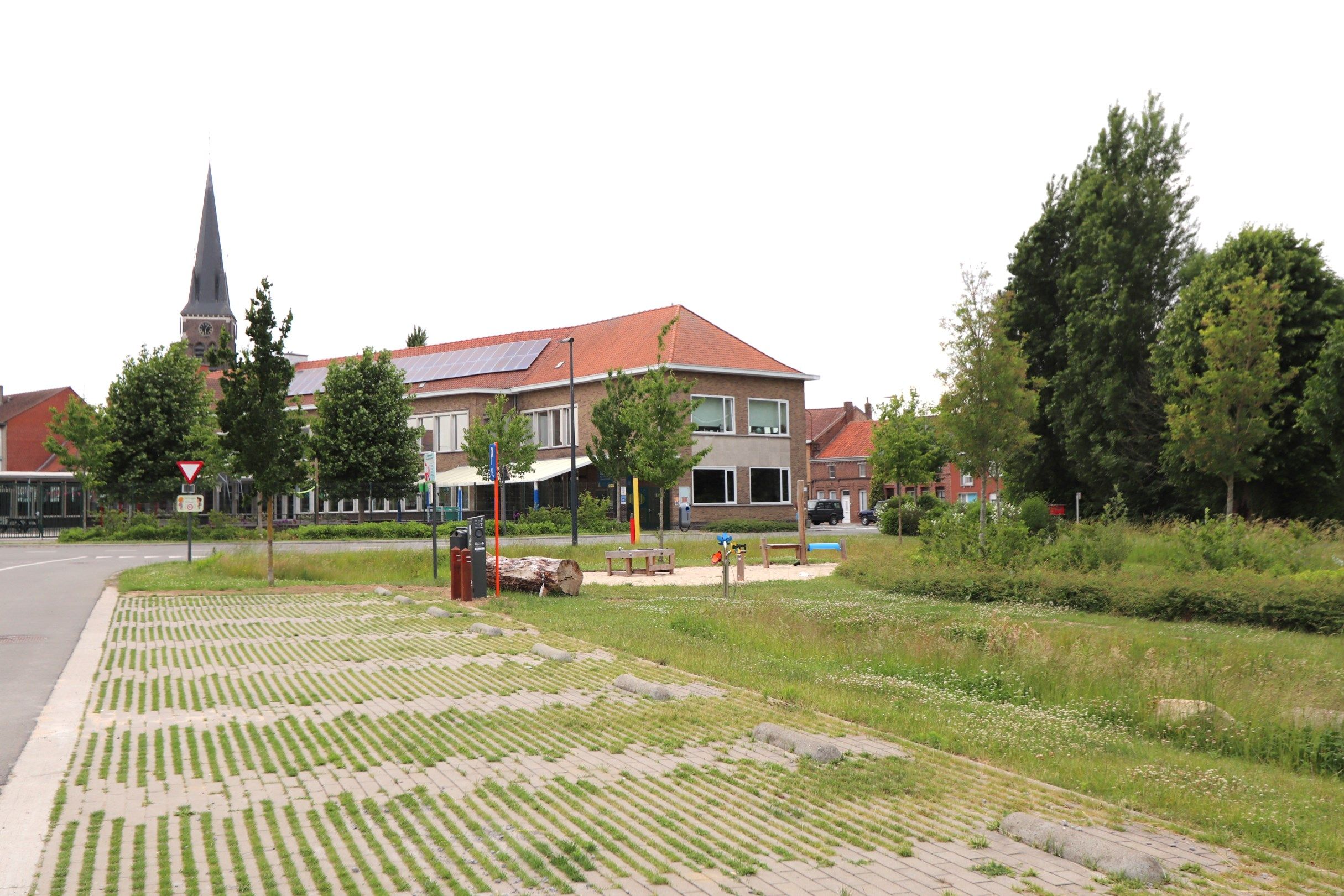 ENERGIEZUINIGE WONING MET CARPORT EN TUIN foto 2