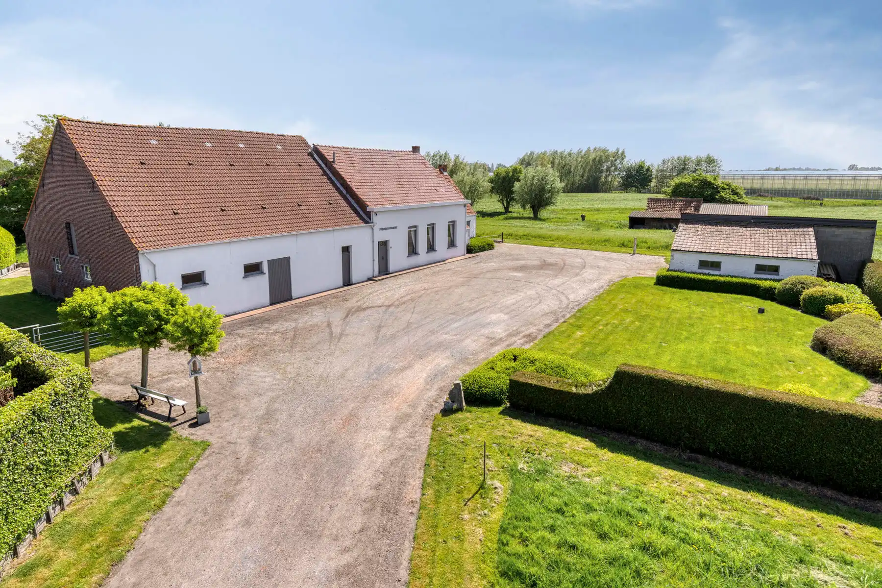 Ruime authentieke hoeve op een perceel van 47.440m². foto {{pictureIndex}}