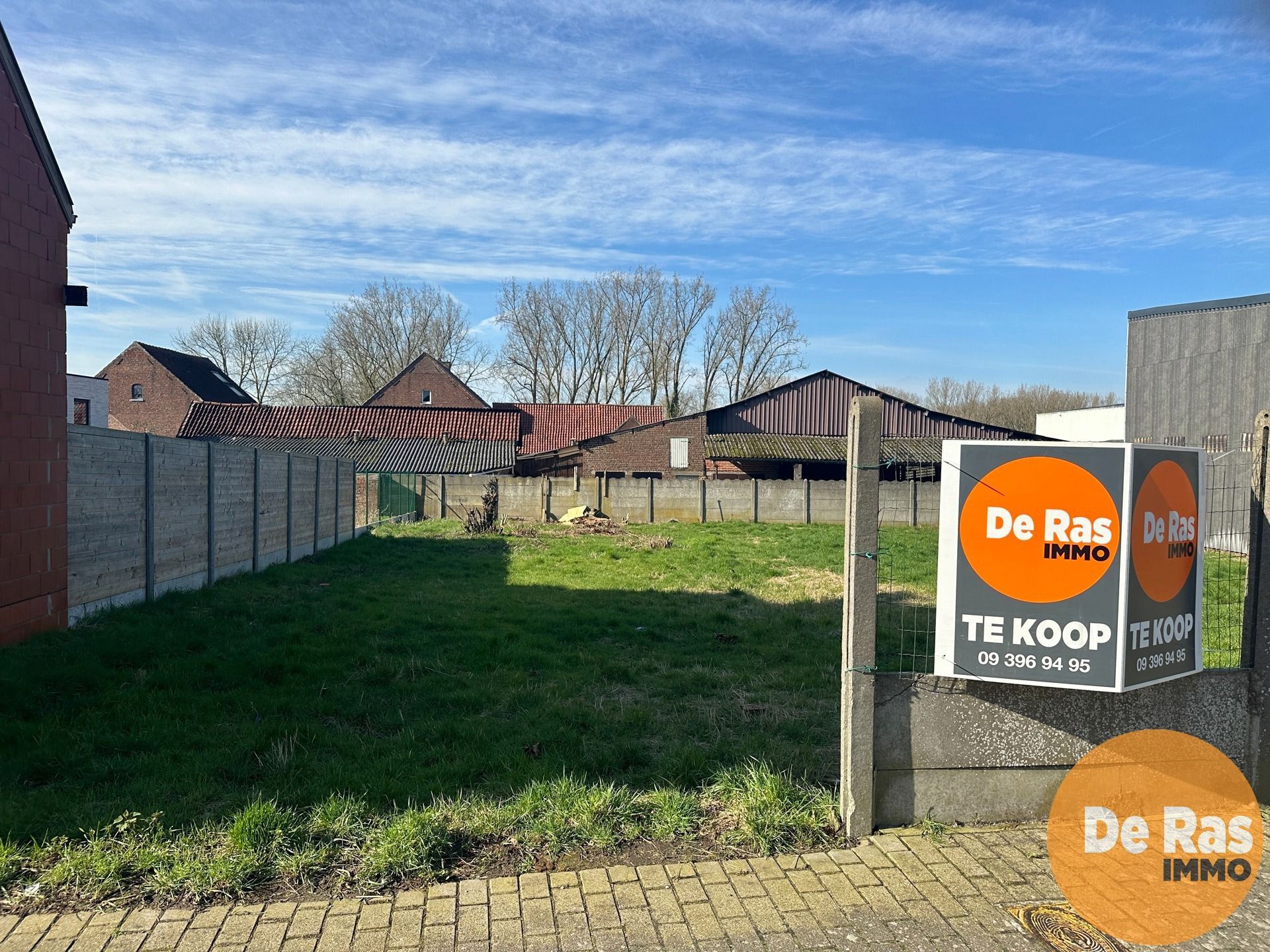 ERONDEGEM - Centraal gelegen bouwgrond voor HOB foto {{pictureIndex}}
