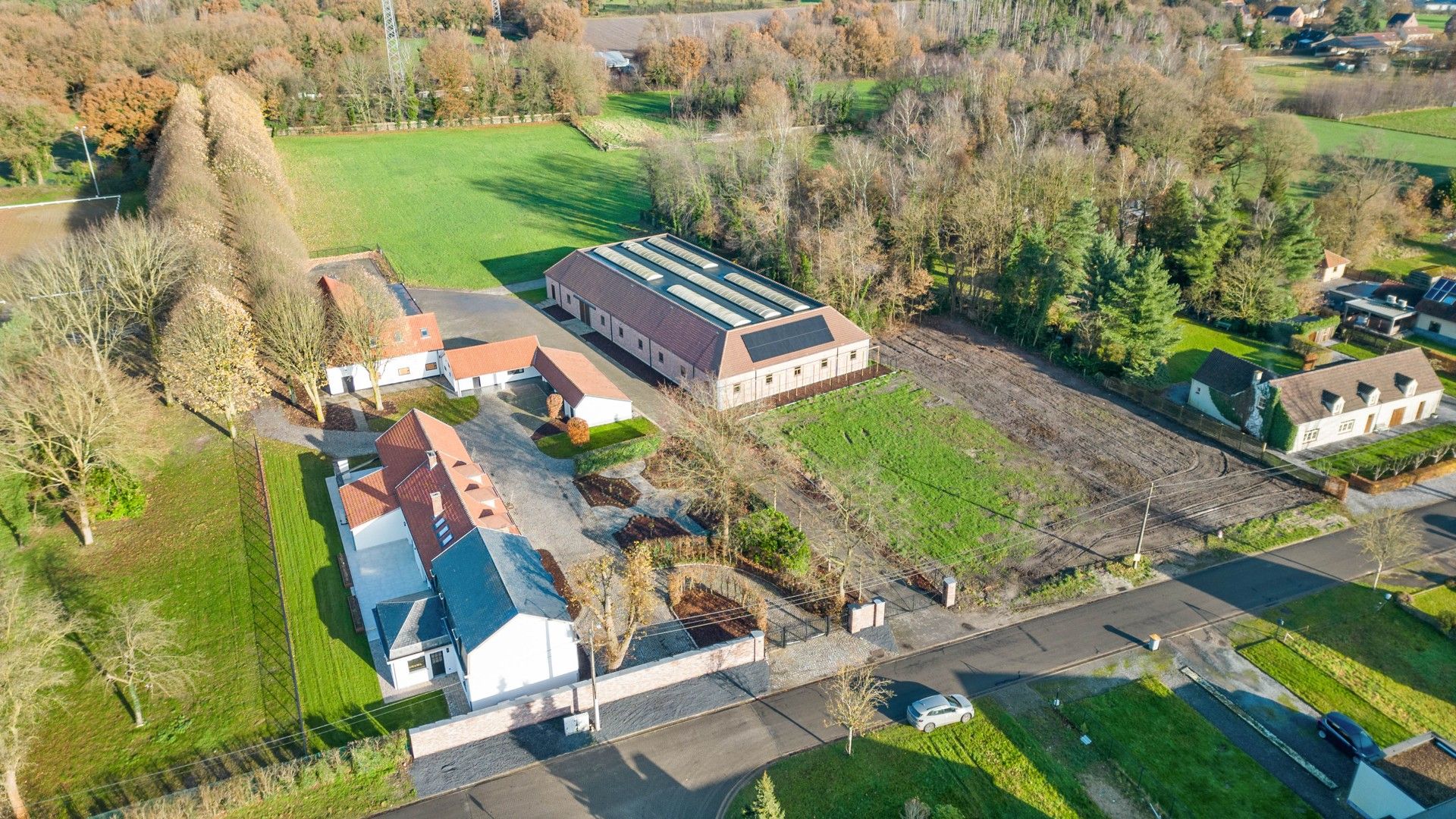 Exclusief landhuis met overdekte piste, buitenpiste en paardenstallen op circa 3 hectare foto 48