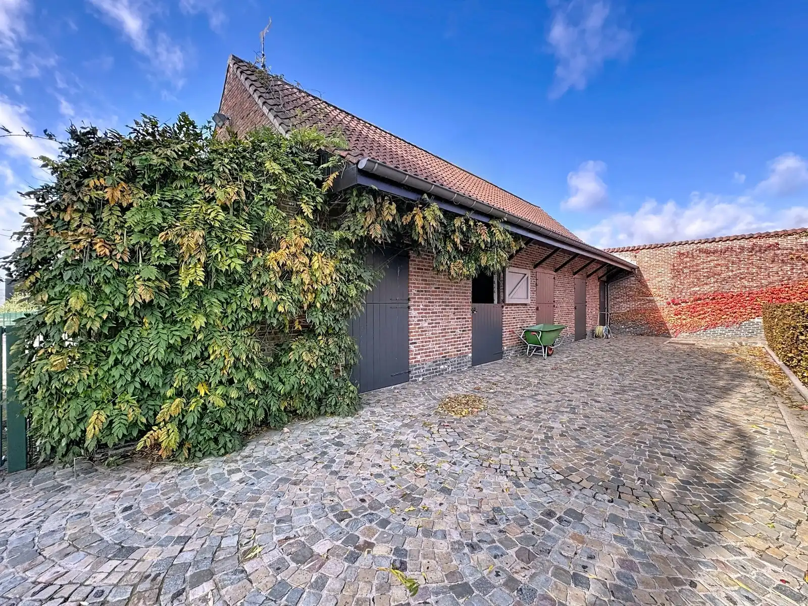 Instapklaar, luxueus afgewerkte VILLA (5 slpkms, dubbele garage, ...) met BIJGEBOUWEN (stallingen en bergplaats). Grondopp.: 2.814m2 + Optioneel : braakliggend stuk industriegrond. foto 23