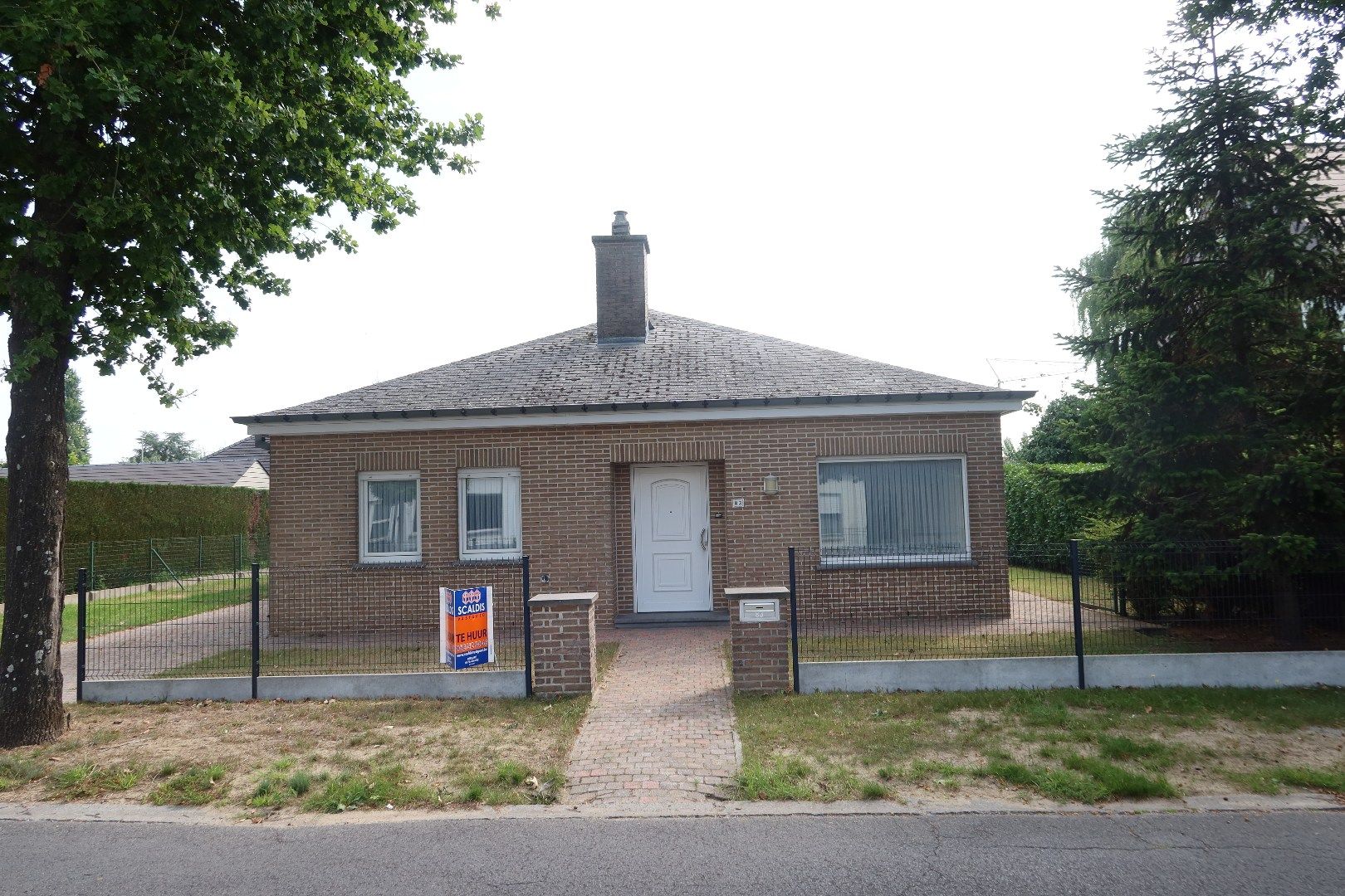 Bungalow met 2 slk, garage en tuintje foto 2