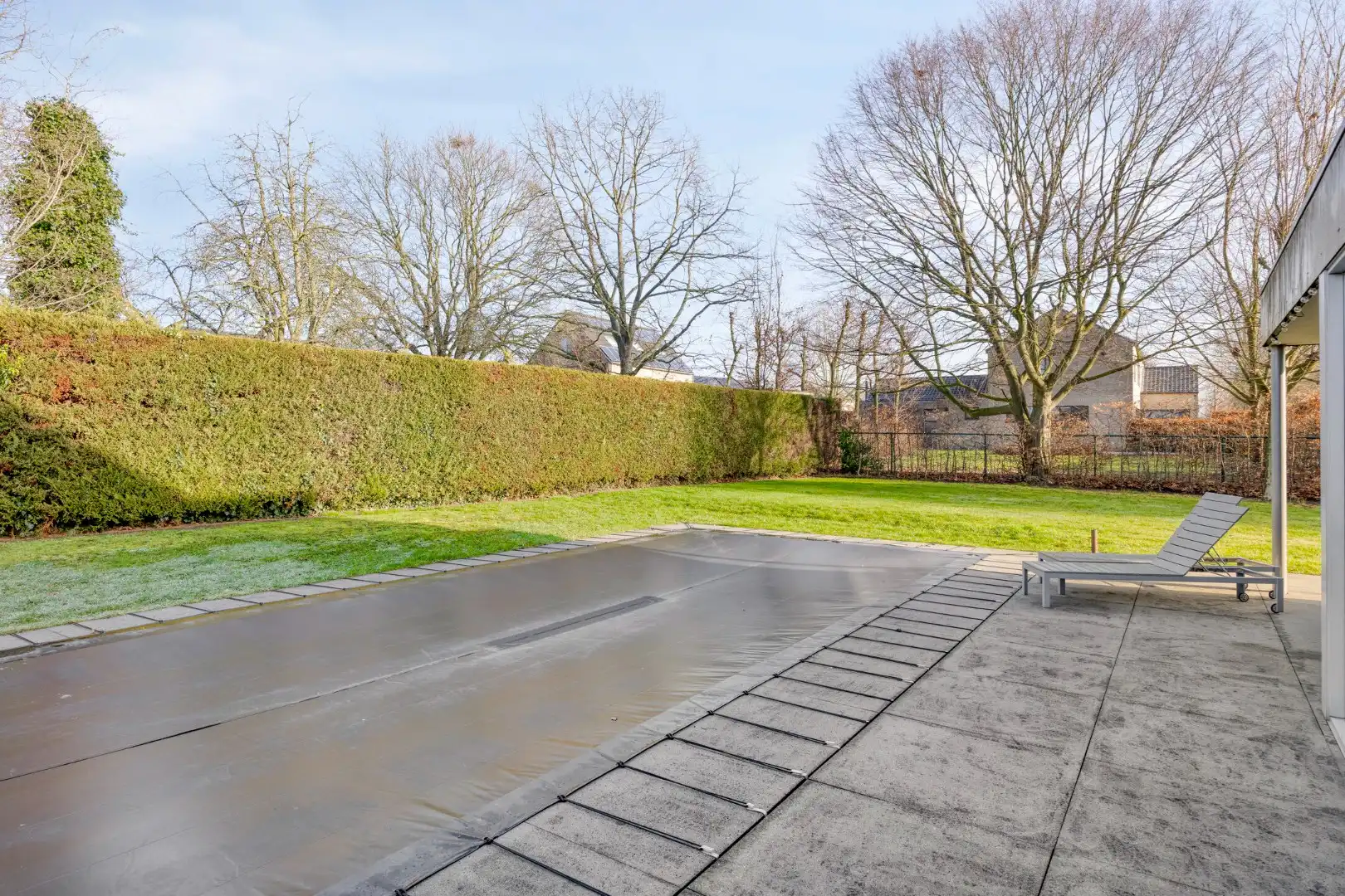 Moderne, ruim ingedeelde woning op een mooi perceel van 13 are met zwembad. foto 31