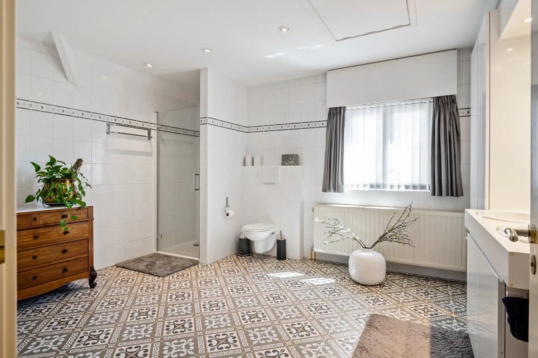 Ruime en lichtrijke villa in rustige, groene omgeving foto 28