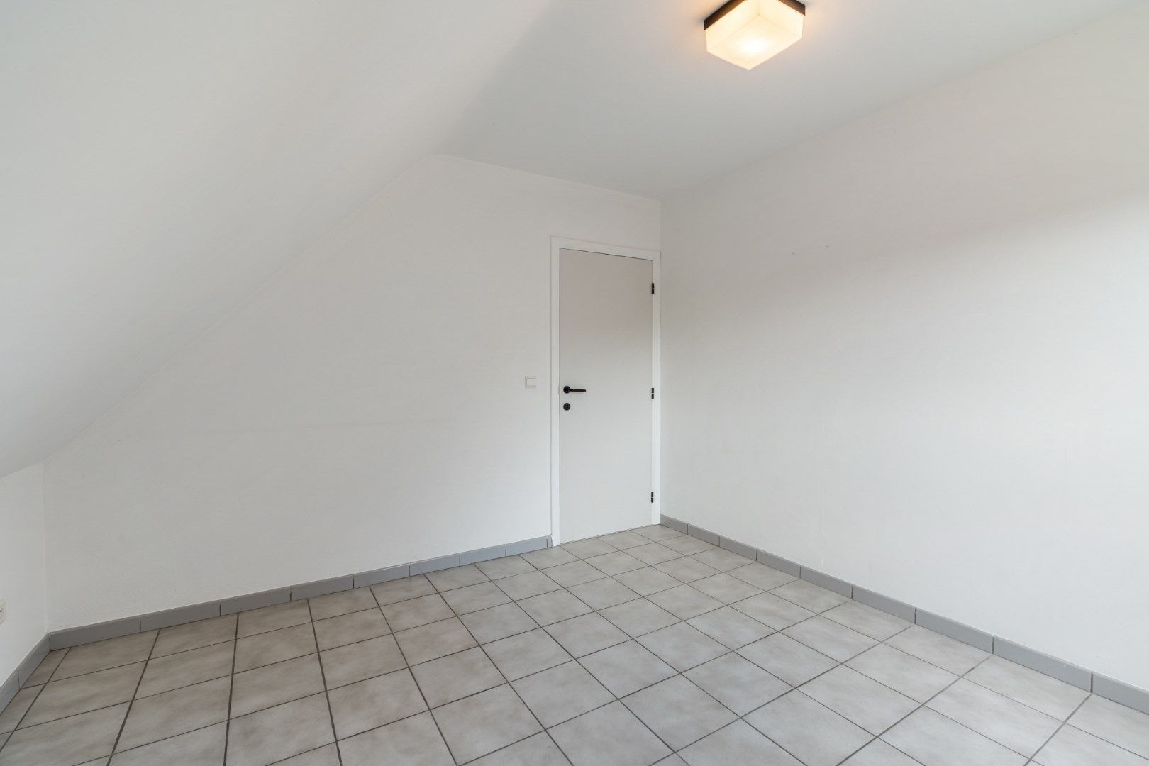Comfortabel gebouw, onderverdeeld in een gelijkvloers appartement en een woning (210 + 210A), op een perceel van 9a60 met diverse mogelijkheden (kangoeroewoning foto 25