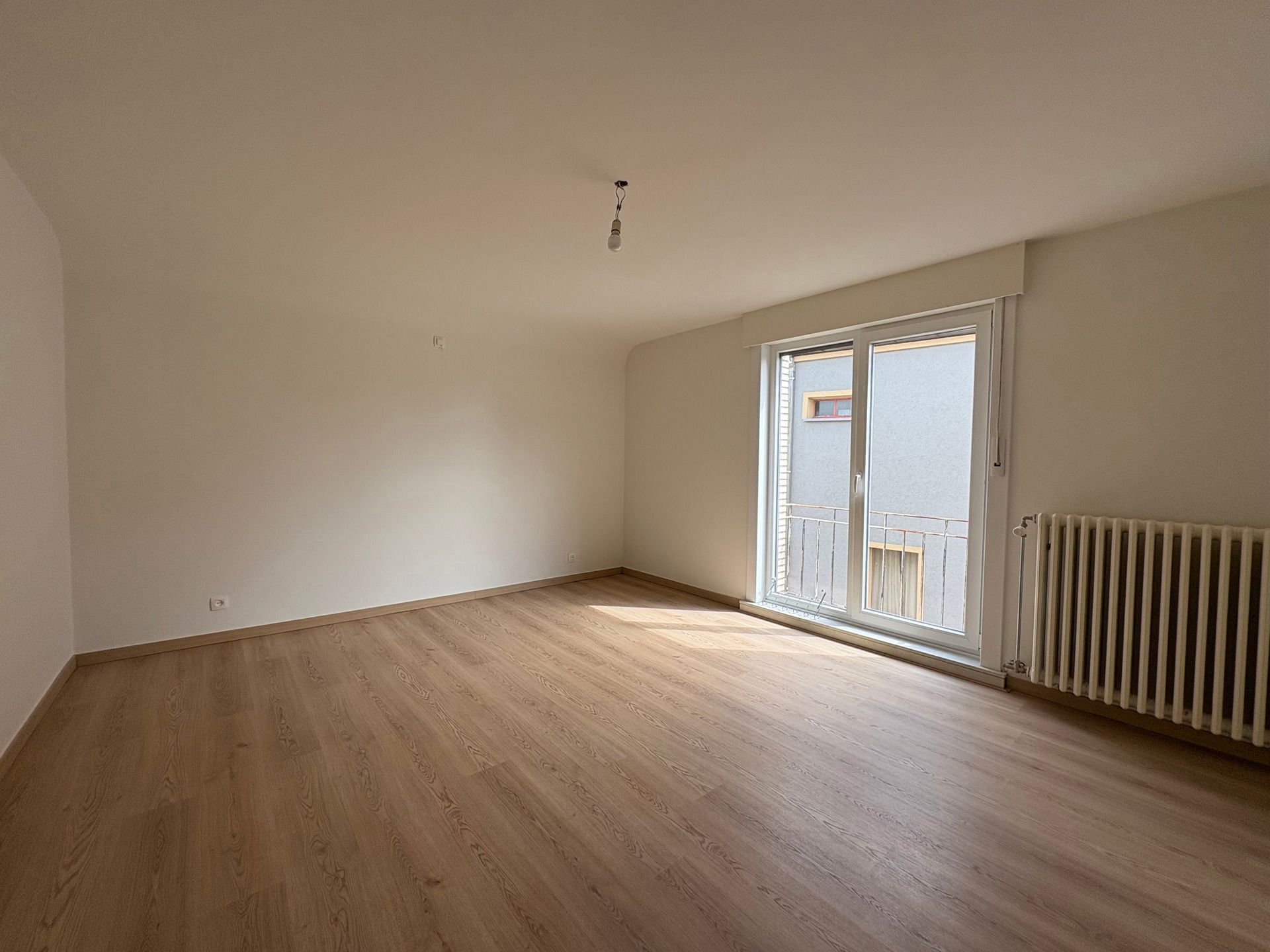 Ruime gerenoveerde woning met 5 slpks in centrum Ouwegem foto 14