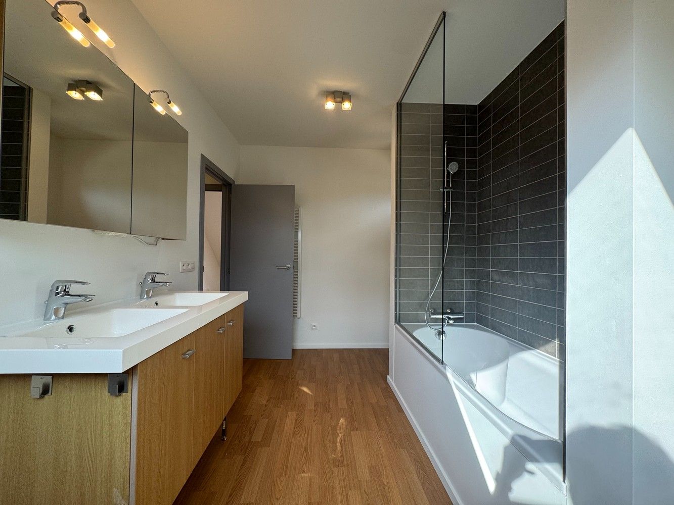 TE HUUR: Ruim Duplex-appartement met 4 staanplaatsen in Diepenbeek foto 21