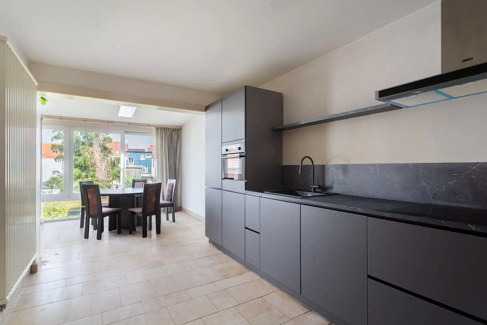 Lichtrijke bel-etagewoning met dubbele garage en ruime tuin foto 10