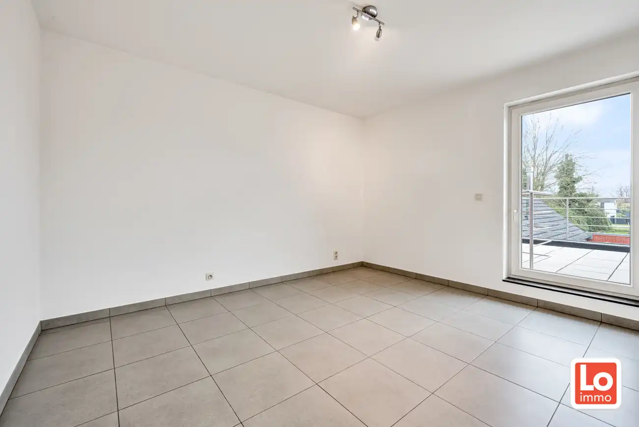 Instap klaar appartement met afzonderlijke garage én autostaanplaats in het hartje van het vernieuwde dorp van Zeveneken! foto 8