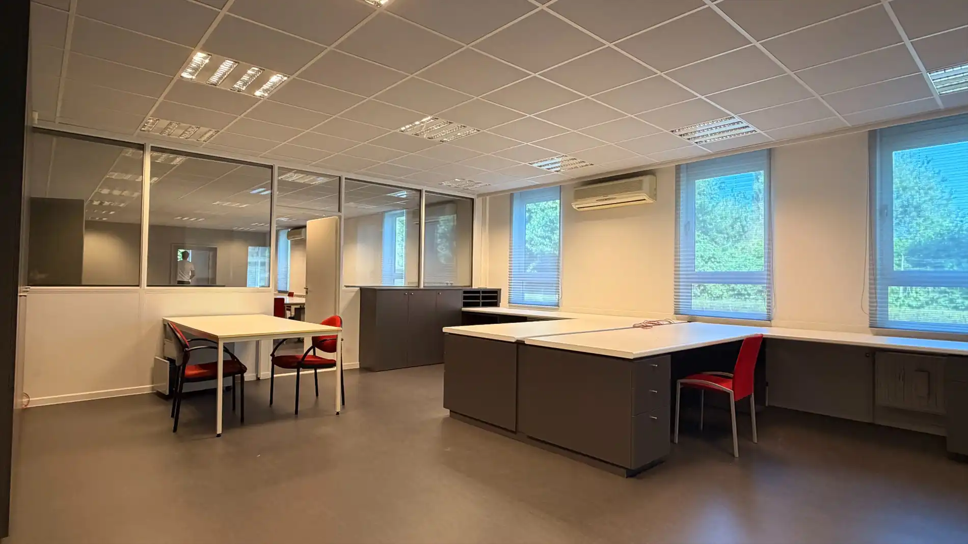 Budgetvriendelijke kantoren met parking te huur in Deurne foto 9