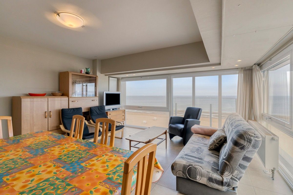 Panoramisch hoekappartement te koop op de Zeedijk van Sint-Idesbald! foto 6