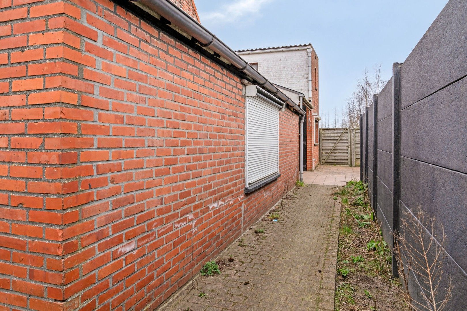 HEEL RUSTIG GELEGEN - TE RENOVEREN - WOONHUIS MET 4 SLPK, TUIN EN TUINBERGING foto 4