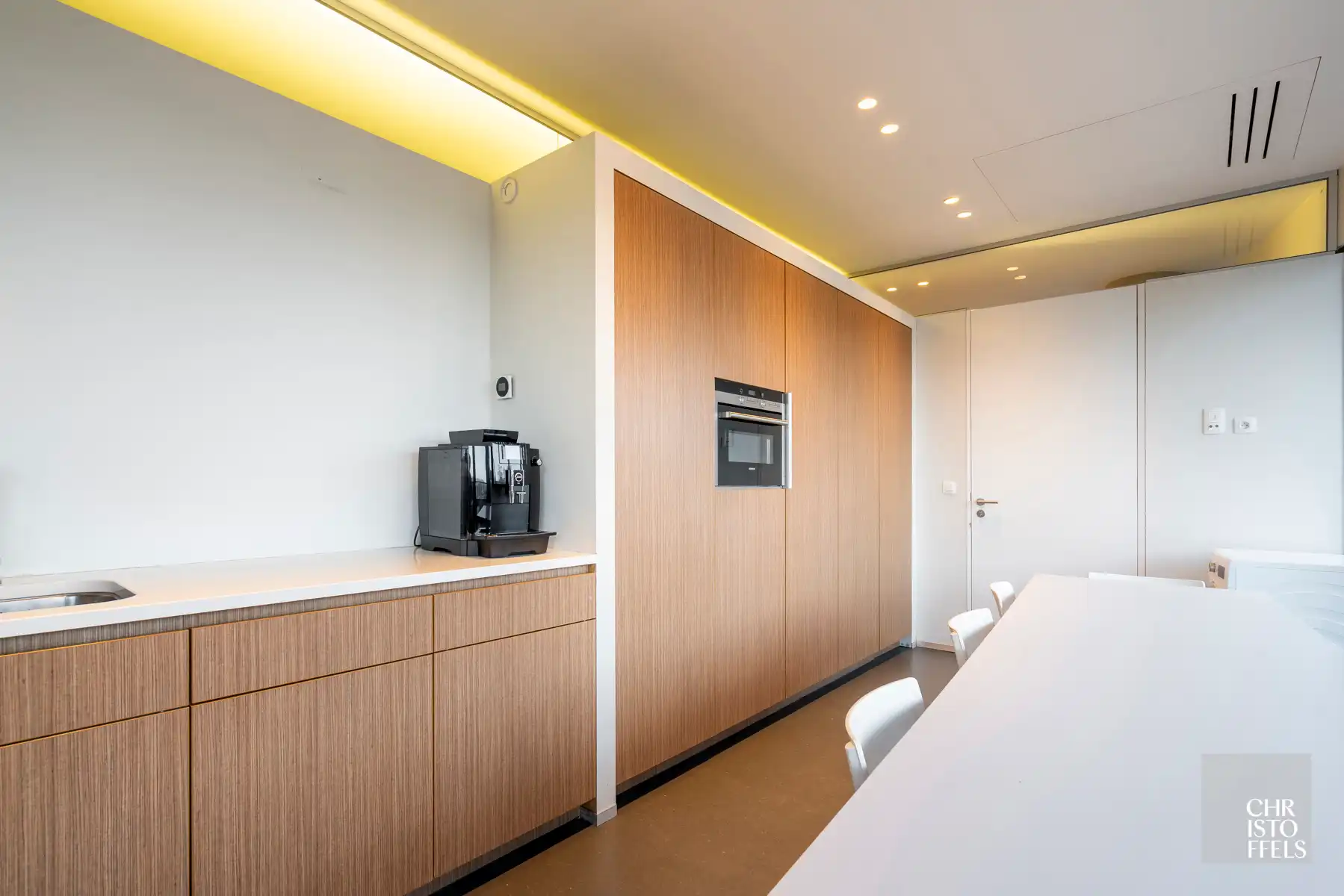 Moderne kantoor/praktijk- ruimte (221m²)  in het iconische Botta-gebouw, centraal gelegen te Genk foto 7