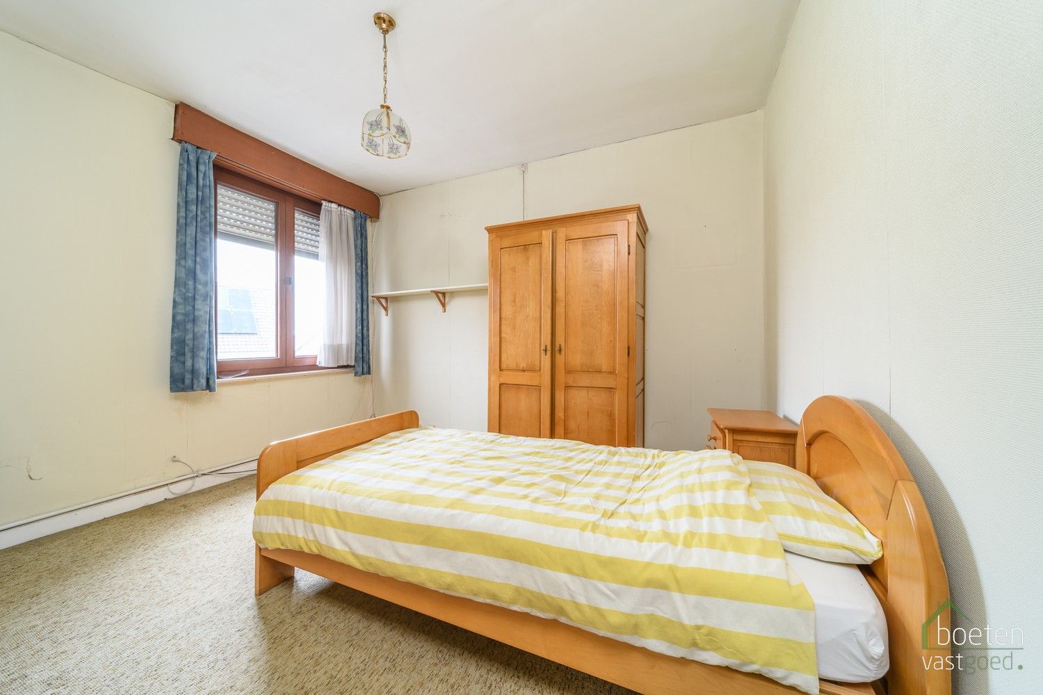 VEURNE: Heel degelijk woonhuis, met zeker enkele nodige werken maar anderzijds ook met leefbaar comfort, 4 slpks, zonnig terras en dubbele garage. foto 13