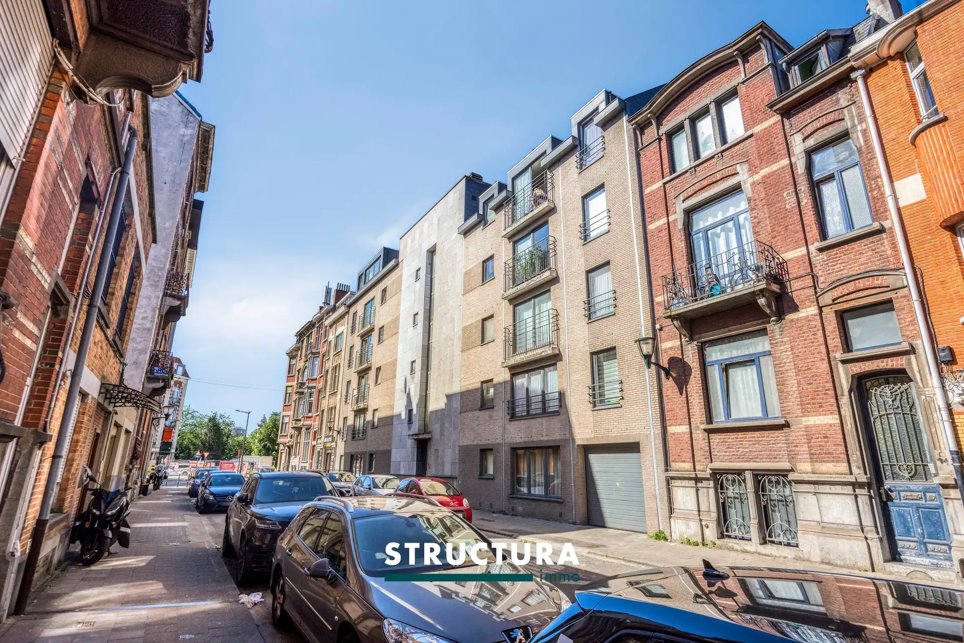 Te koop – Instapklaar appartement met 2 slaapkamers in hartje Laken. foto {{pictureIndex}}