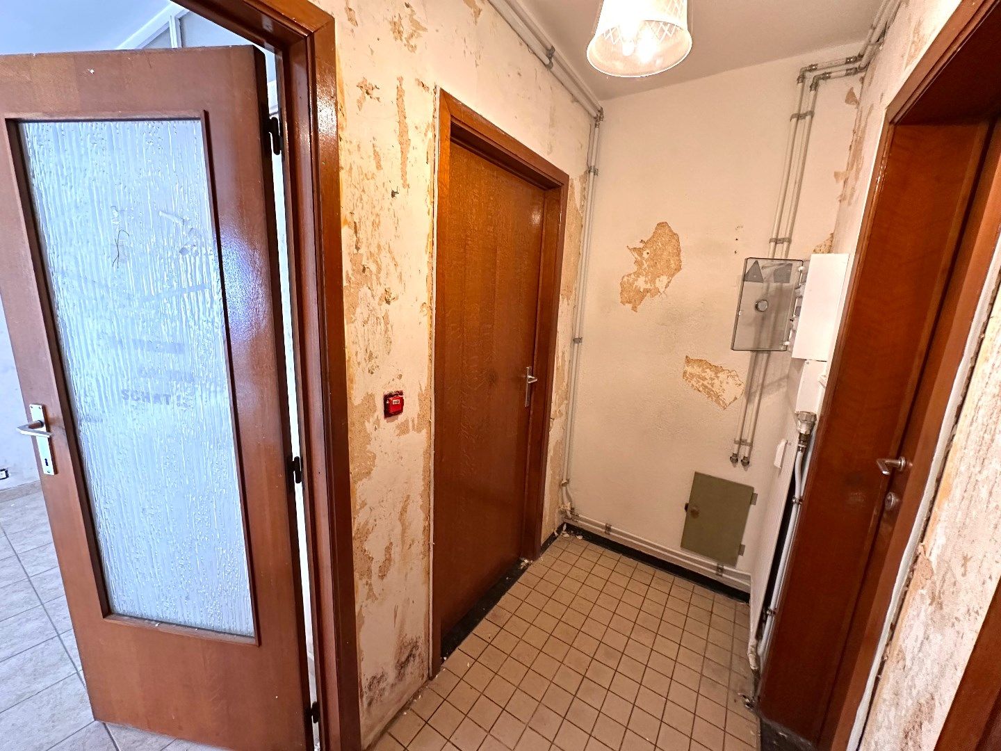 Te renoveren appartement met 2 slaapkamers en terras nabij het centrum van Tongeren foto 2