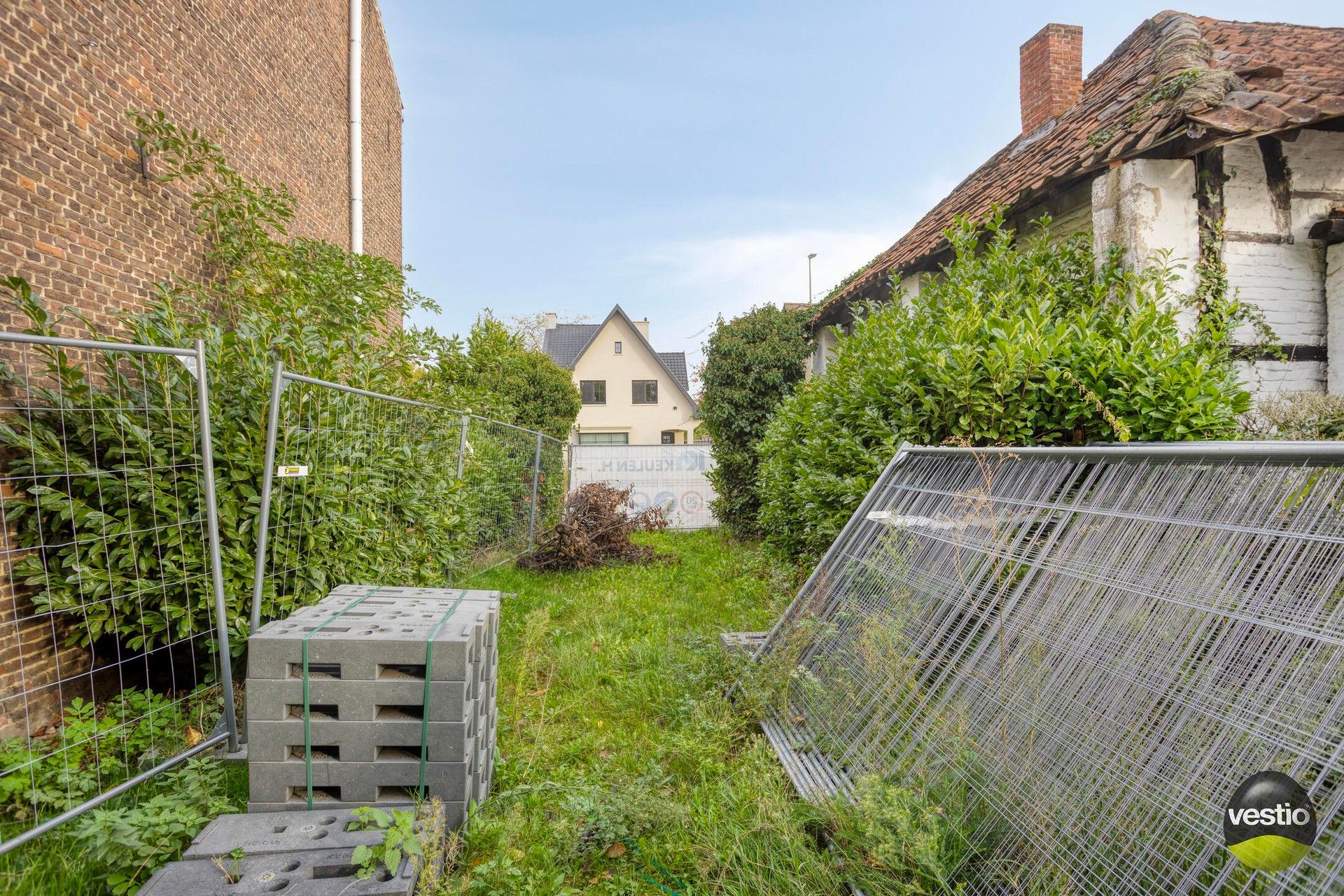 Beschermde langgestrekte vakwerkhoeve op zuid georiënteerd perceel van 15a 07ca. foto 6