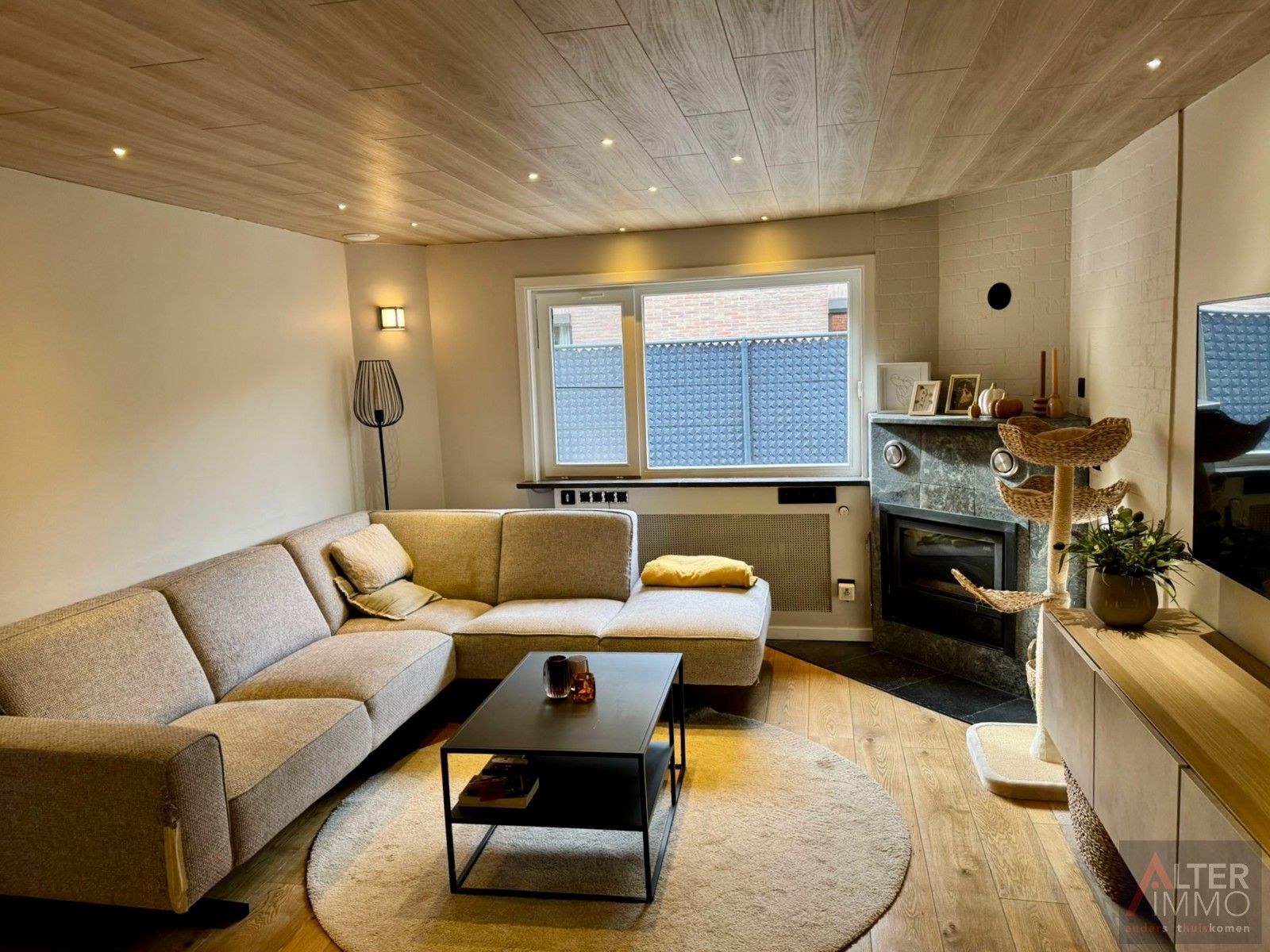 Halfvrijstaande woning, 3 slaapkamers op perceel van 8a 46ca met ruime loods en 3 garages! foto 3