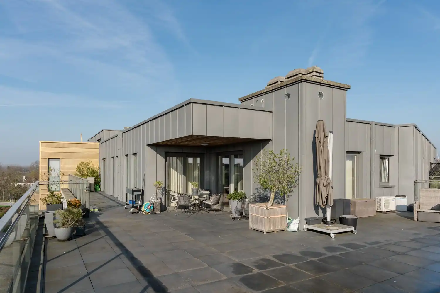 Prachtig penthouse met zeer groot terras en daktuin op het zuiden met 2 slaapkamers en 2 badkamers. foto 4