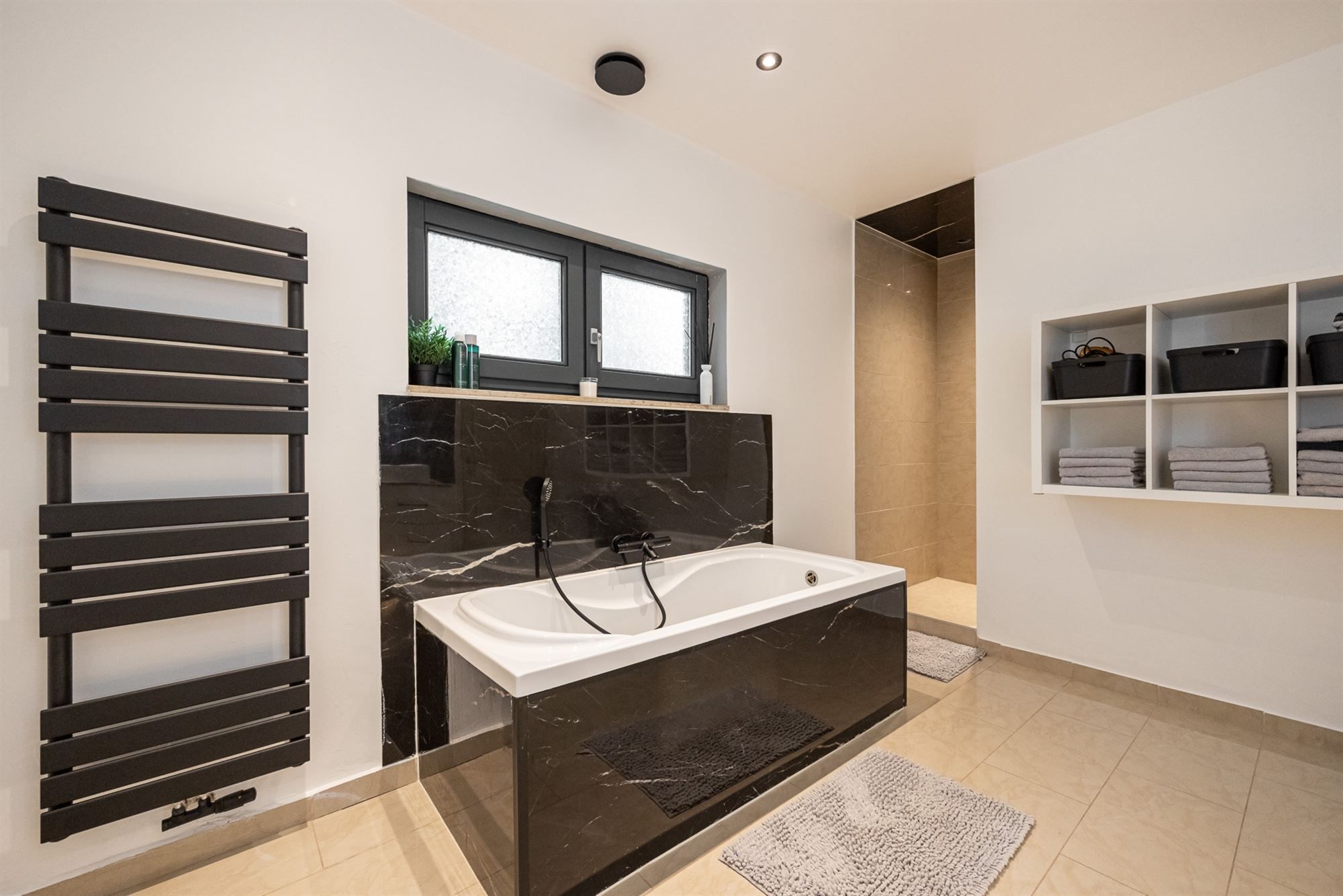 Ruime moderne woning met royale tuin  foto 10