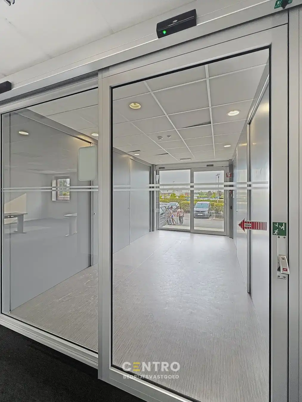Instapklare KANTOORRUIMTE (± 700 m²) - ALL-IN formule (huur, verbruik, randaccomodatie, etc.) te IEPER. foto 3