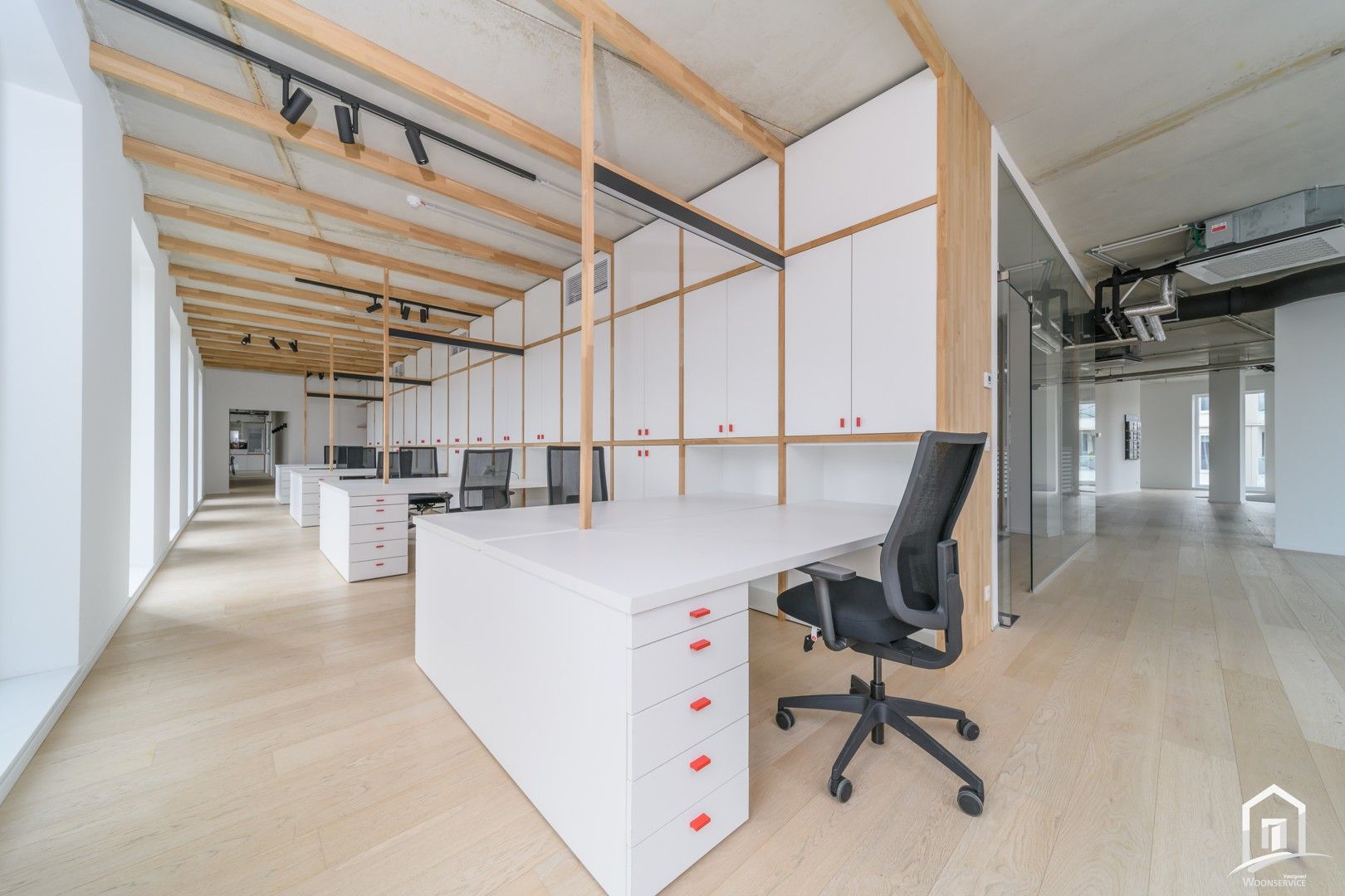 Instapklare kantoorruimte met toonzaal en hoogwaardige afwerking in Sint-Pieters-Leeuw foto {{pictureIndex}}