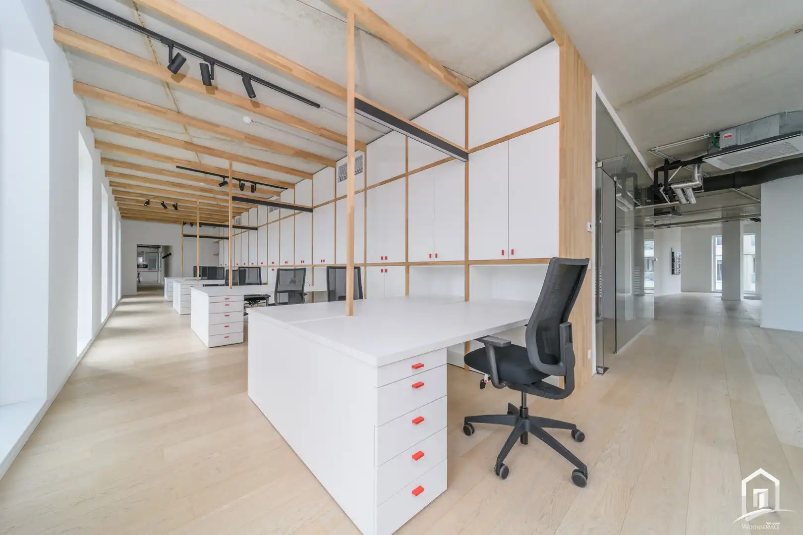 Instapklare kantoorruimte met toonzaal en hoogwaardige afwerking in Sint-Pieters-Leeuw foto {{pictureIndex}}