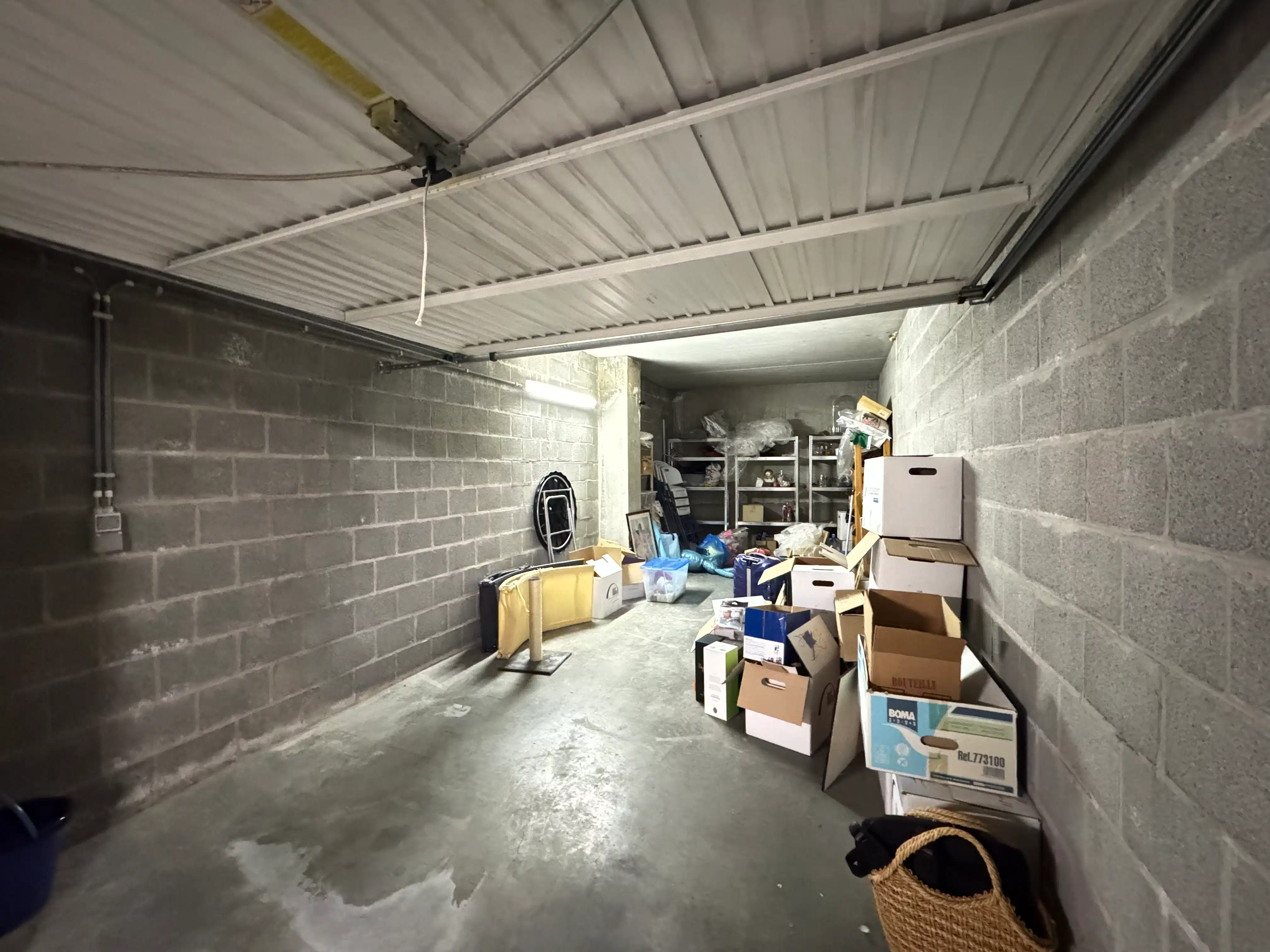 Afgesloten ruime garagebox foto 4