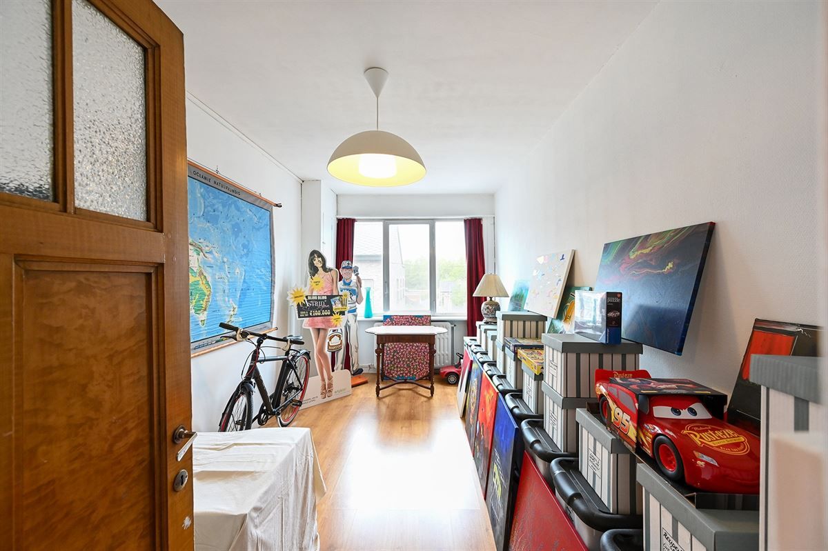 Gelegen in de rustige Voogdijstraat, op wandelafstand van het centrum van Duffel, vind je deze eerlijke, goed onderhouden woning boordevol mogelijkheden. De huidige huurder heeft ze jarenlang met zorg bewoond, maar een frisse wind – en een beetje lie foto 23